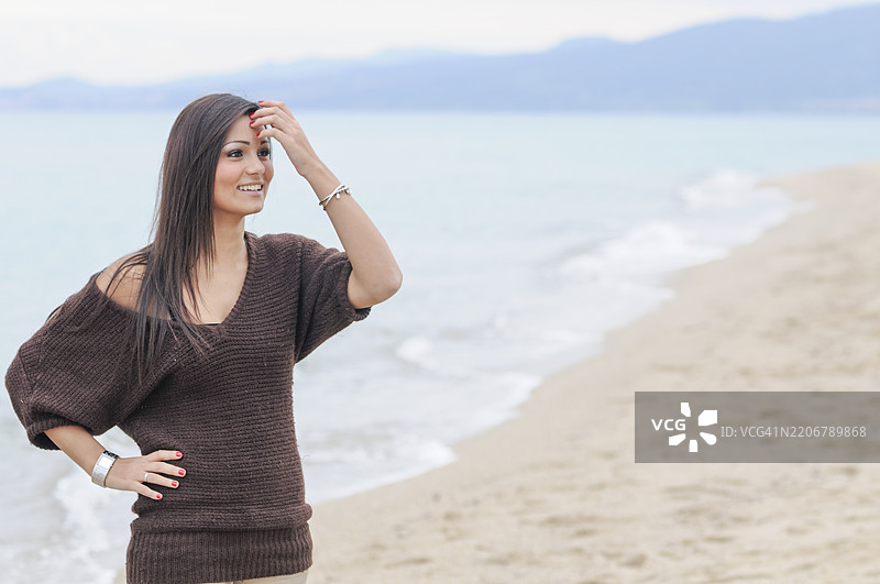 海边微笑的棕发女性图片素材