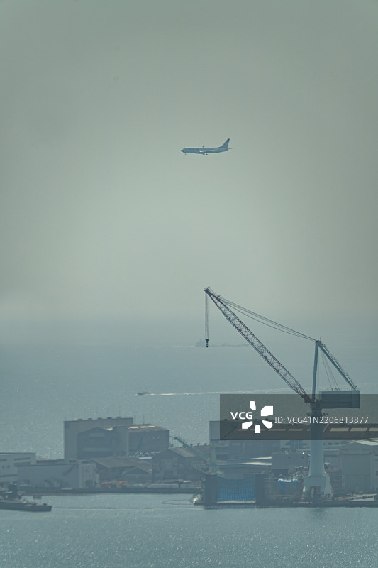 日本神户市上空飞行的飞机图片素材