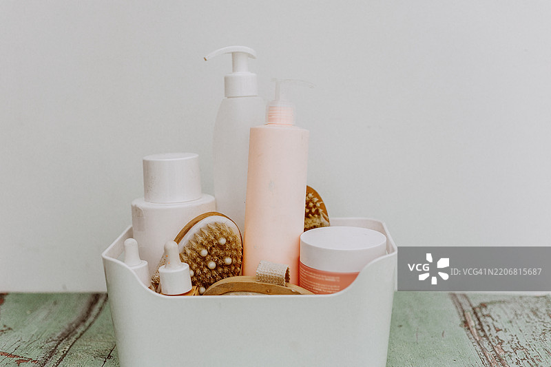 美妆盒，内含面部和身体护理产品，背景为米色。图片素材