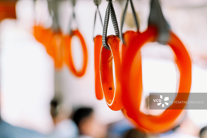 公共交通上的手抓把手图片素材