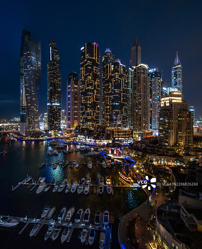 迪拜码头摩天大楼的夜景图片素材