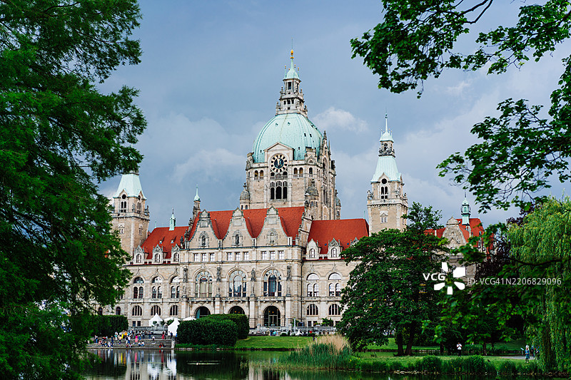 汉诺威，德国，晴朗的日子里被绿树环绕的宏伟历史新市政厅建筑图片素材