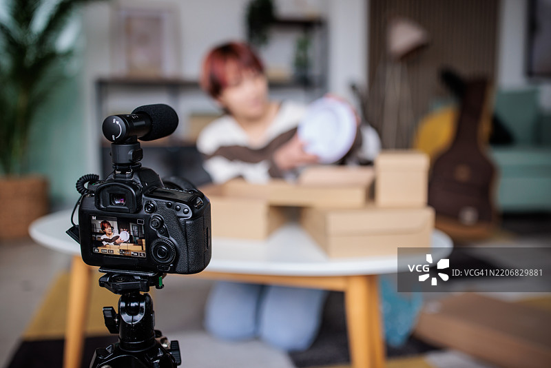 青少年女孩博主展示香薰扩散器图片素材