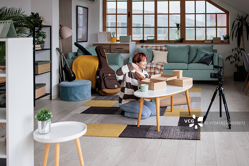 青少年美容博主开箱并评测香薰扩散器图片素材