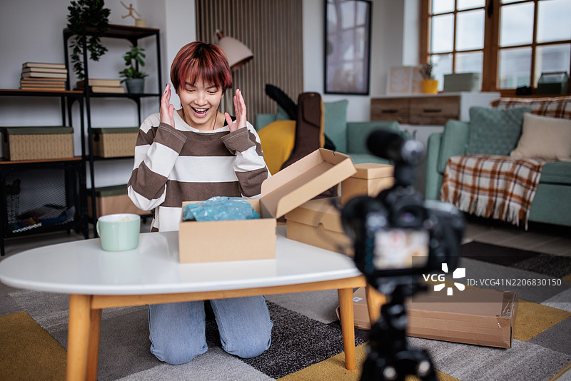 青少年女孩视频博主开箱并探索新产品图片素材