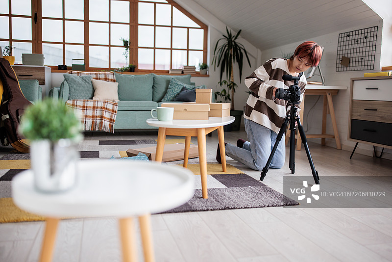 少女在家中准备拍摄开箱视频图片素材