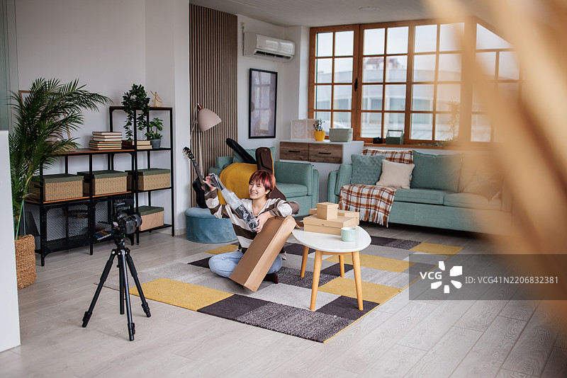 青少年视频博主开箱乐谱架图片素材