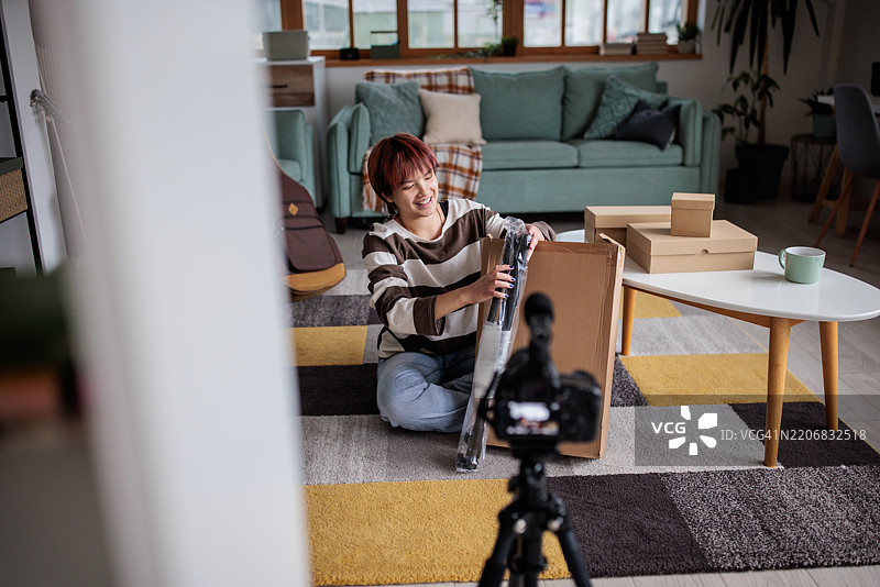 青少年女孩在家居视频中展示音乐设备图片素材