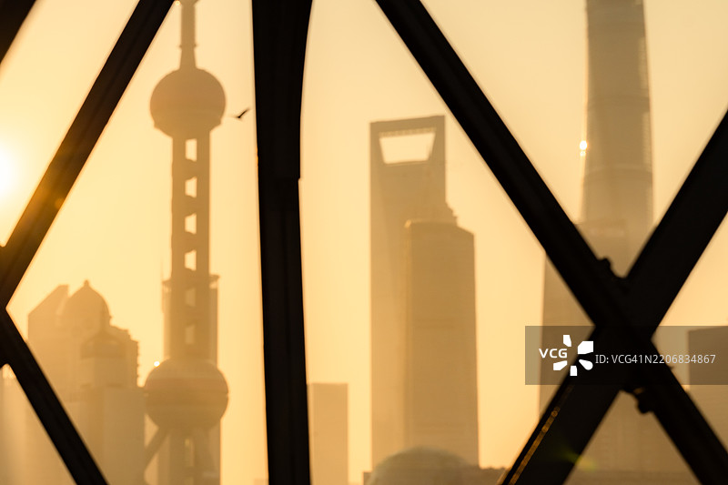 东方明珠塔、上海环球金融中心和上海中心大厦在桥上日出和晴朗天气下的景观。图片素材