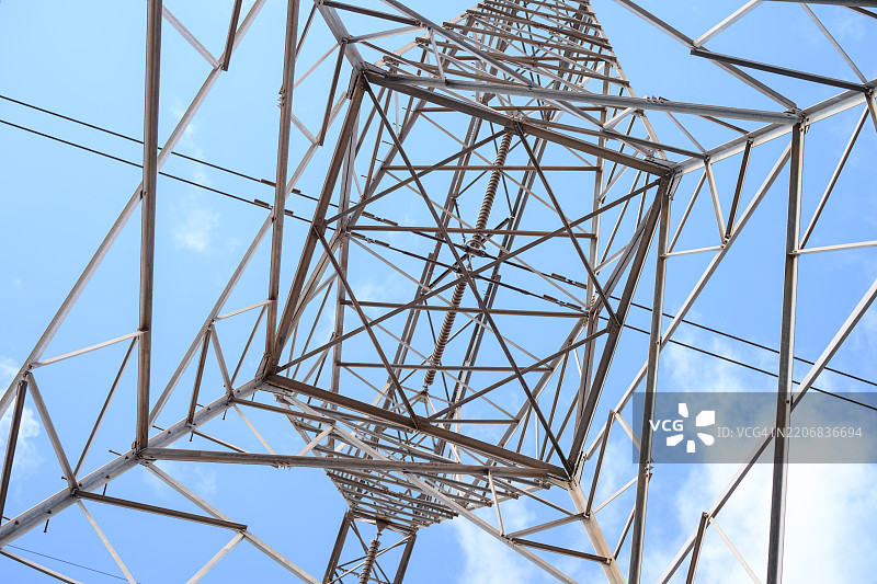 用于电力和通信的传输杆的桁架框架在蓝天中形成抽象形状图片素材