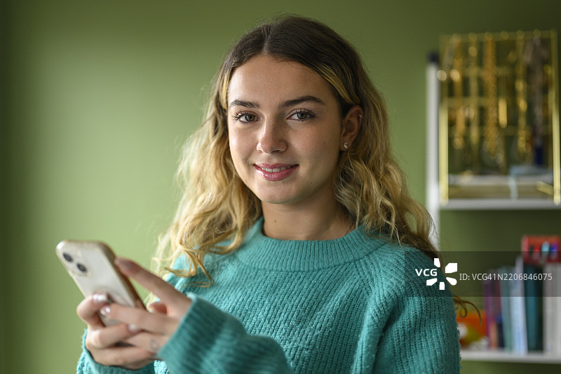女人暂停发短信，向镜头微笑图片素材