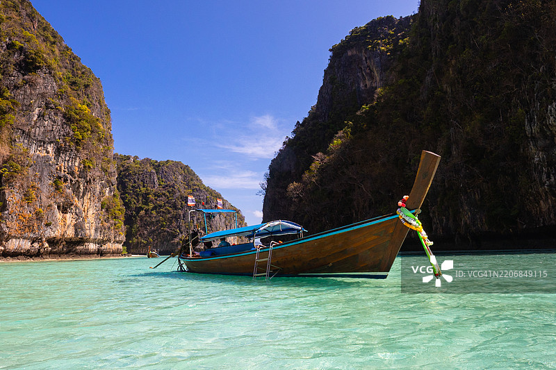 泰国的玛雅湾有一艘长尾木船。图片素材