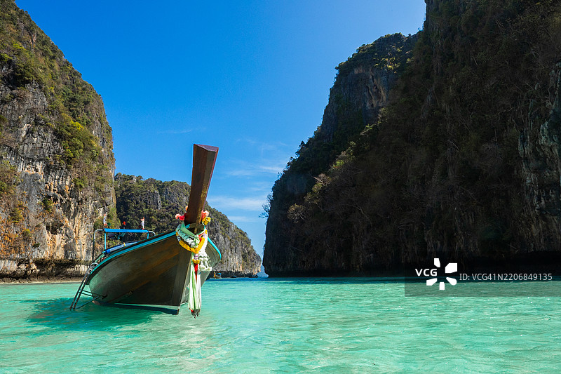 泰国普吉岛的Ruea Hang Yao公园是一艘长尾船。图片素材