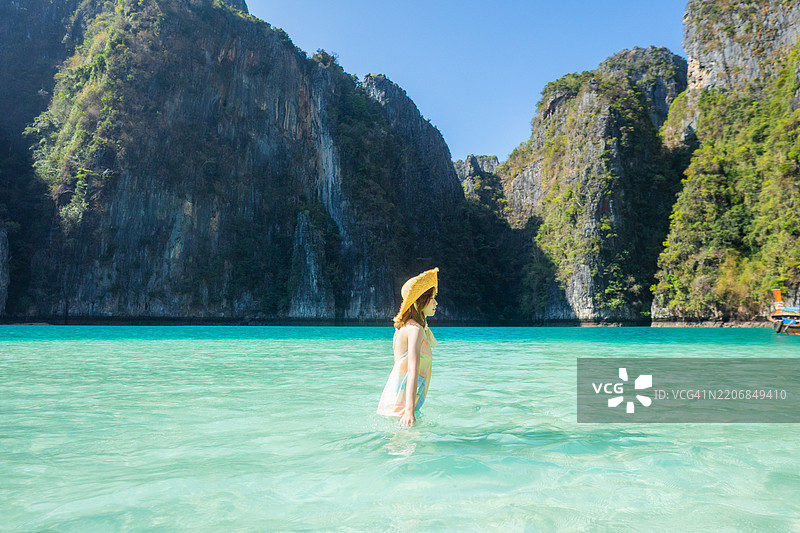 泰国科洪：一位女士站在水中，凝视着地平线图片素材