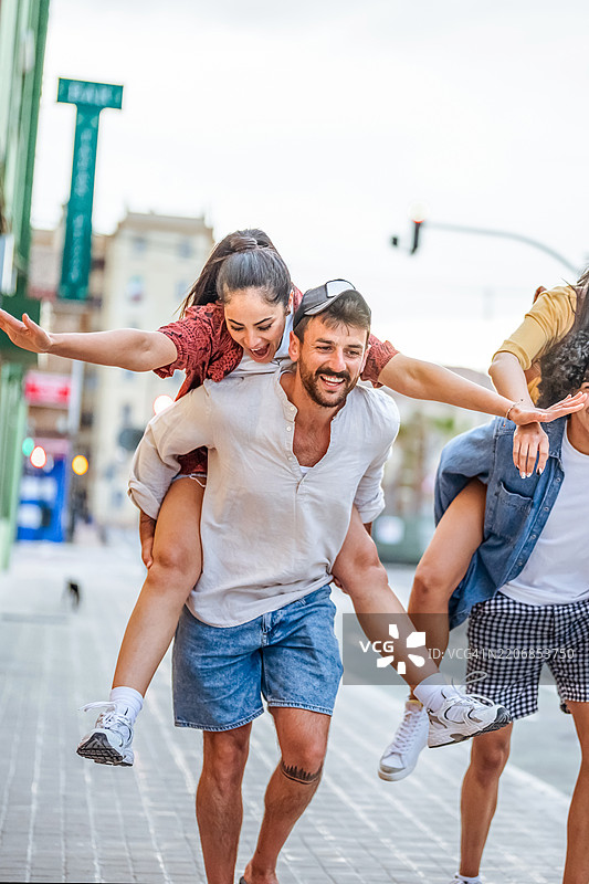 一群朋友在城市户外环境中享受有趣的活动图片素材