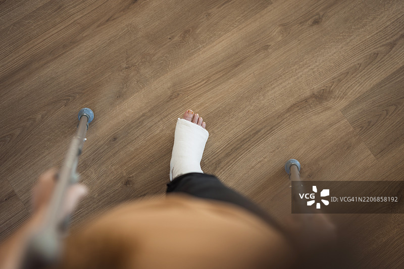 拄着拐杖走路的石膏绷带人图片素材