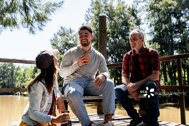 阿根廷的提格雷，一家人在交谈图片素材