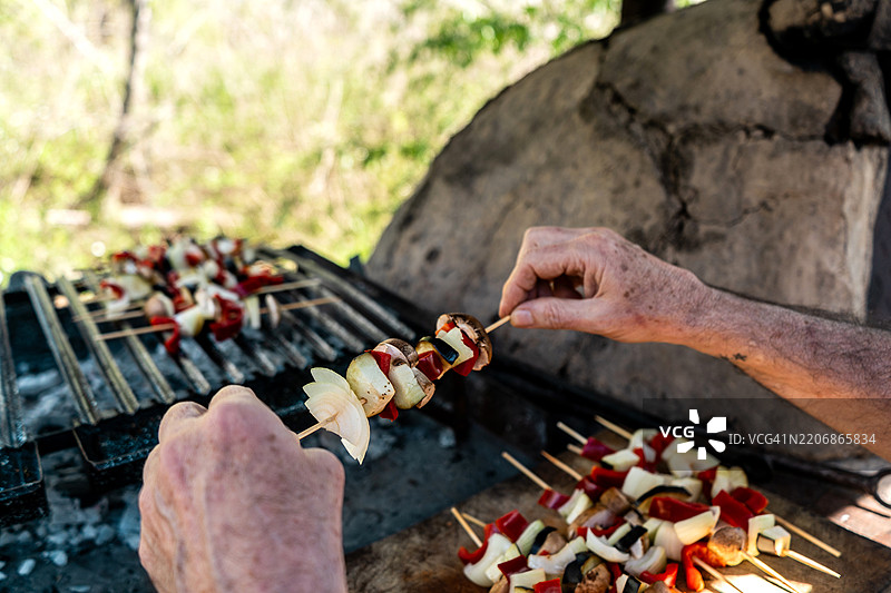 阿根廷蒂格雷一名男子在烧烤的特写镜头图片素材