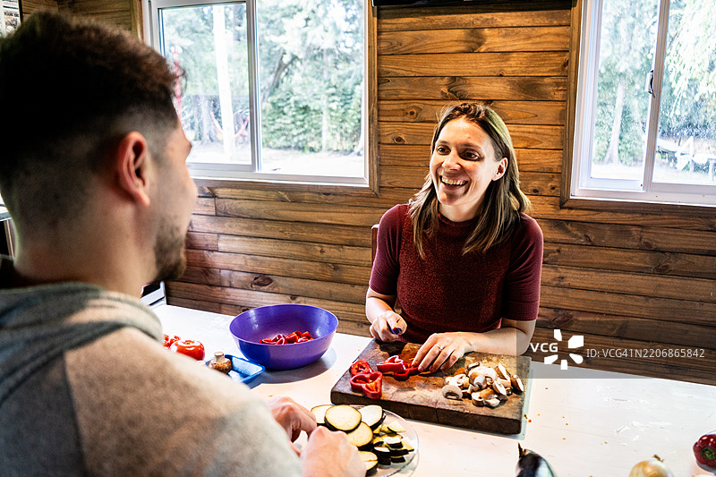 中年女性在家里的厨房与兄弟交谈图片素材