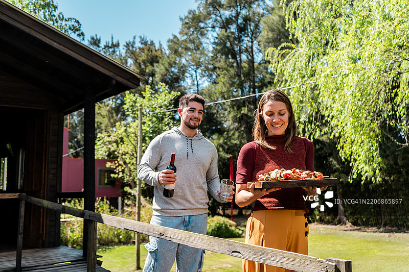 兄弟姐妹在生态旅游的度假租屋中搬运食物图片素材