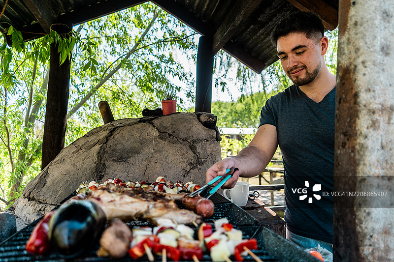 年轻人在阿根廷的提格雷烧烤图片素材