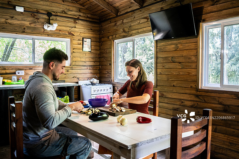 家庭在家用厨房里烹饪图片素材
