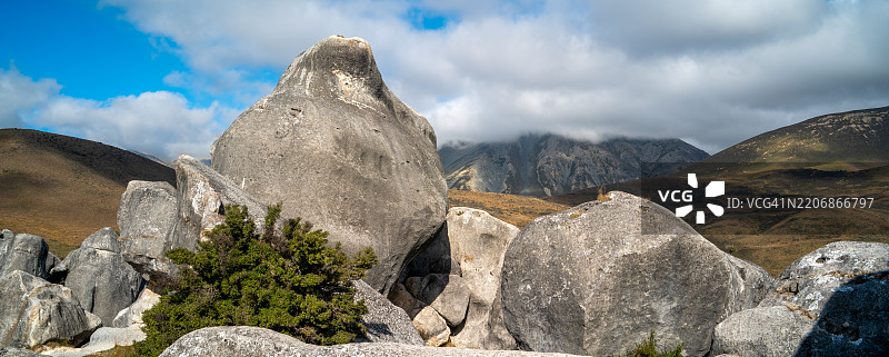 城堡山-南岛的岩石后方云彩。图片素材