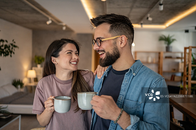 快乐的情侣在家享受早晨咖啡图片素材