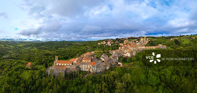 意大利中世纪小镇斯坎萨诺的无人机拍摄图片素材