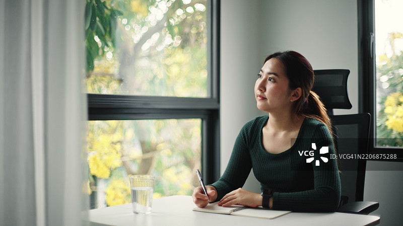 女性在做笔记。图片素材