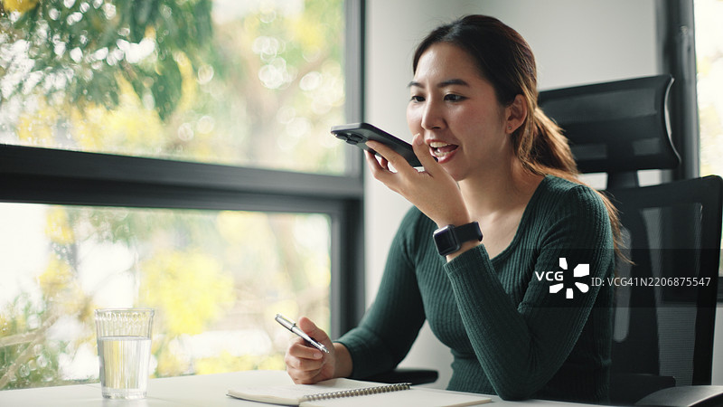 女性使用人工智能语音助手进行学习。图片素材