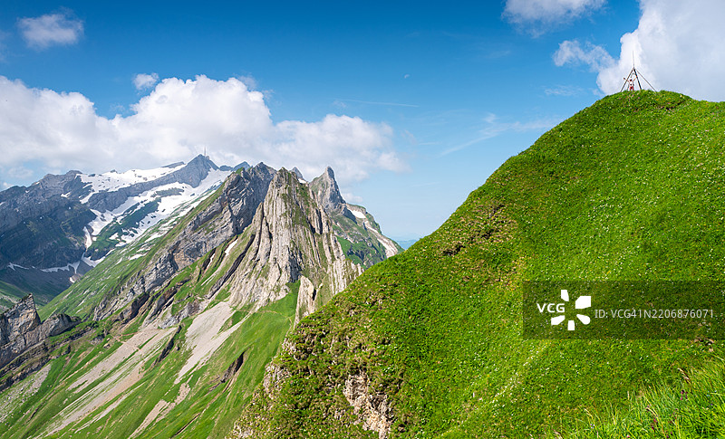 瑞士 - 从阿彭策尔的阿尔滕阿尔普欣赏瑞士阿尔卑斯山的壮丽景色，一位女性张开双臂享受清新的山间空气。图片素材