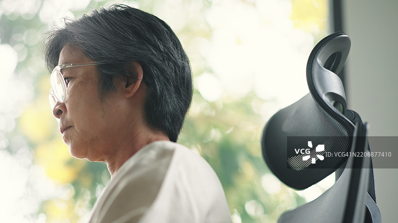 成熟的女商人在使用笔记本电脑。图片素材