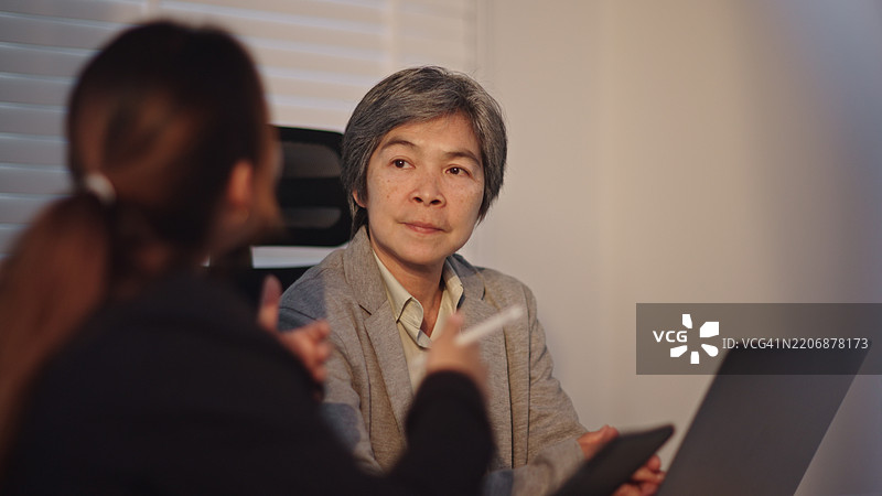 成熟与年轻人一起工作。图片素材