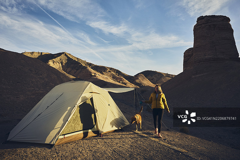 女人和狗在帐篷里露营图片素材