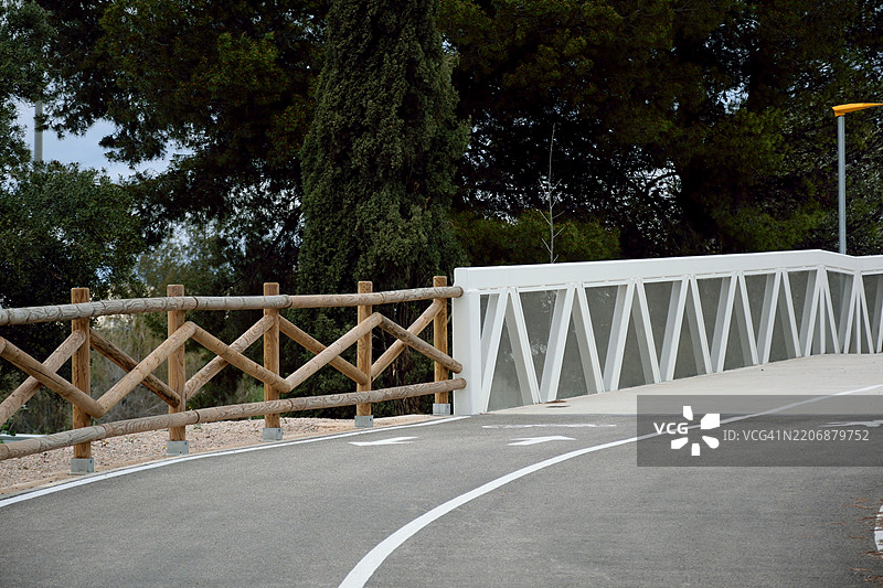 高速公路上的行人和自行车步道图片素材