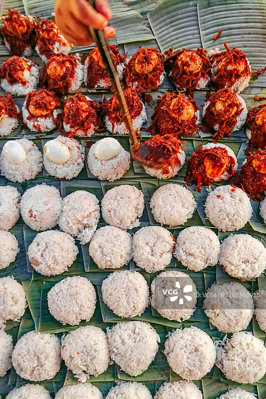 在香蕉叶上准备马来西亚美食椰浆饭图片素材