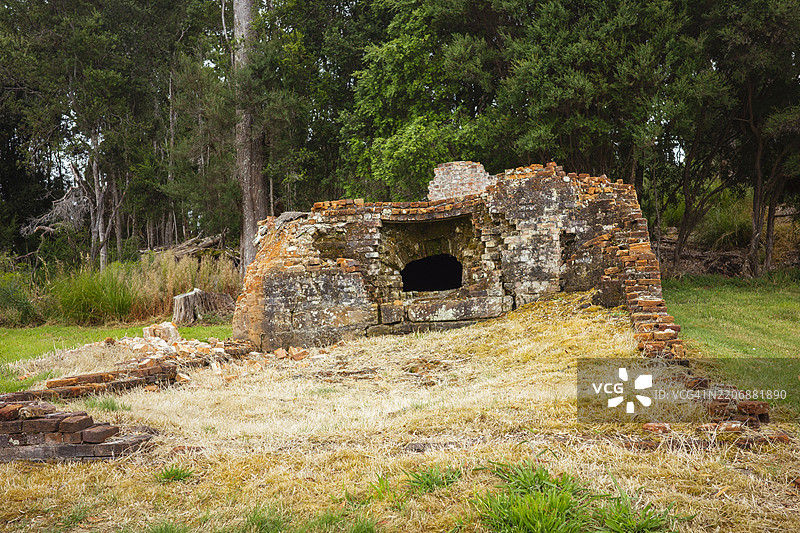 塔斯马尼亚斯特劳汉附近萨拉岛上囚犯砖建筑的遗迹景观图片素材
