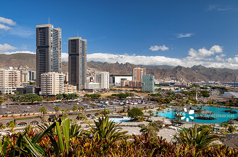 西班牙加那利群岛特内里费岛圣克鲁斯德特内里费镇及公共游泳池。图片素材