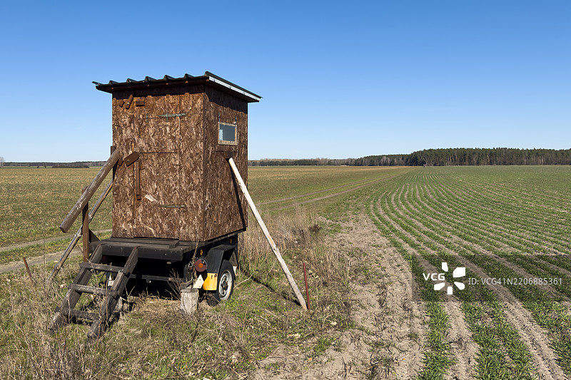 农业田地上为猎人提供的小型拖车庇护所图片素材