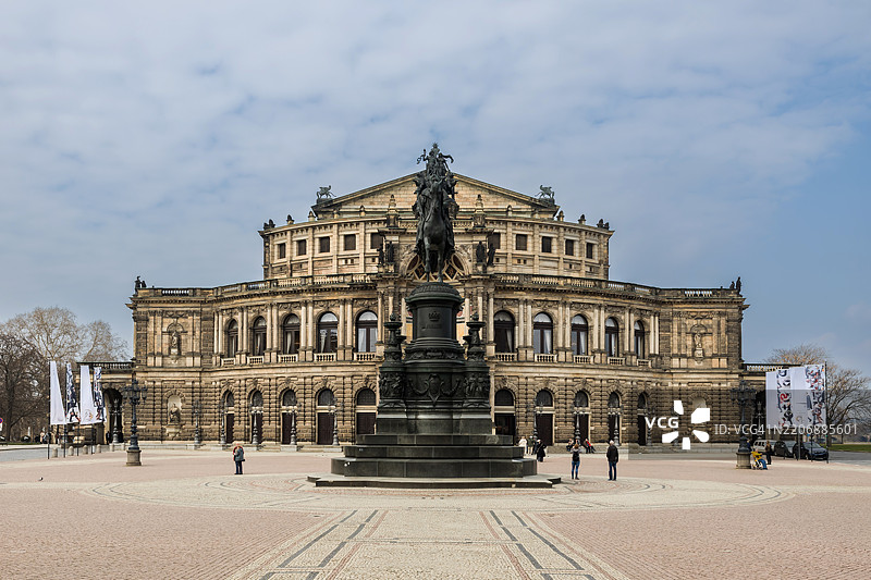 德累斯顿塞姆珀歌剧院与许多游客在剧院广场（萨克森/德国）图片素材