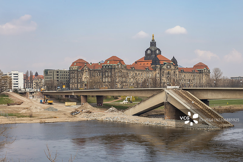2025年3月德累斯顿卡罗拉桥倒塌的情况和状态，映照在易北河中。图片素材