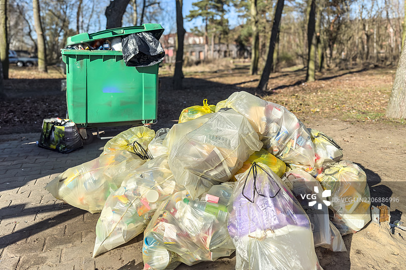 垃圾桶和许多垃圾袋图片素材