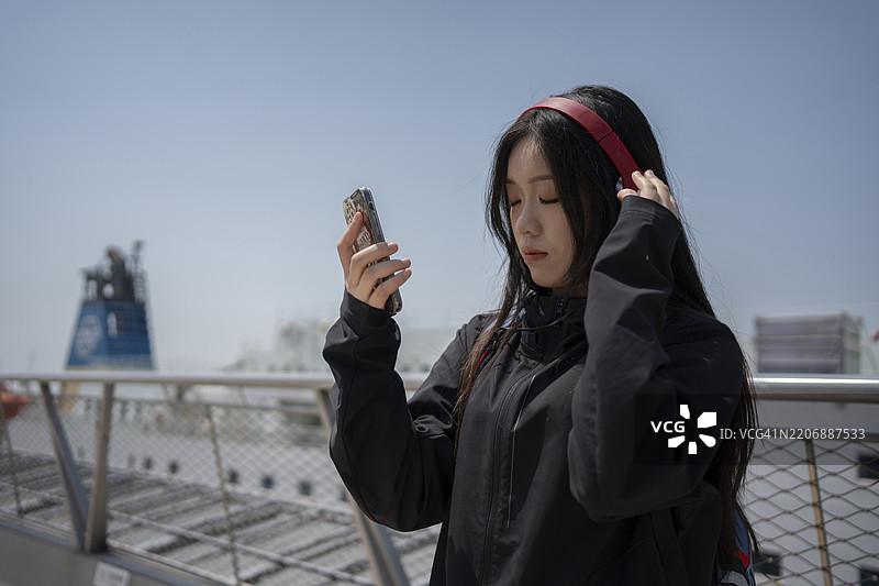 女学生使用移动AI语音控制图片素材