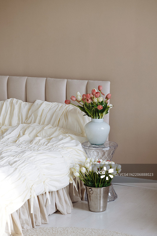 温馨的卧室场景，花瓶里插着郁金香图片素材