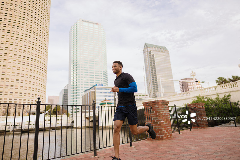 年轻男子在佛罗里达州坦帕市中心跑步图片素材