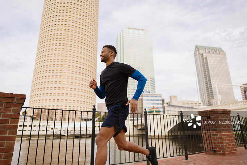 运动男士在佛罗里达州坦帕享受户外跑步时光图片素材