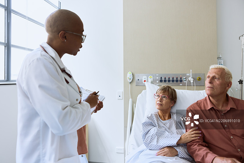 医生与一对老年夫妇讨论治疗方案图片素材
