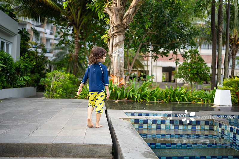幼儿在泳池旁走动图片素材
