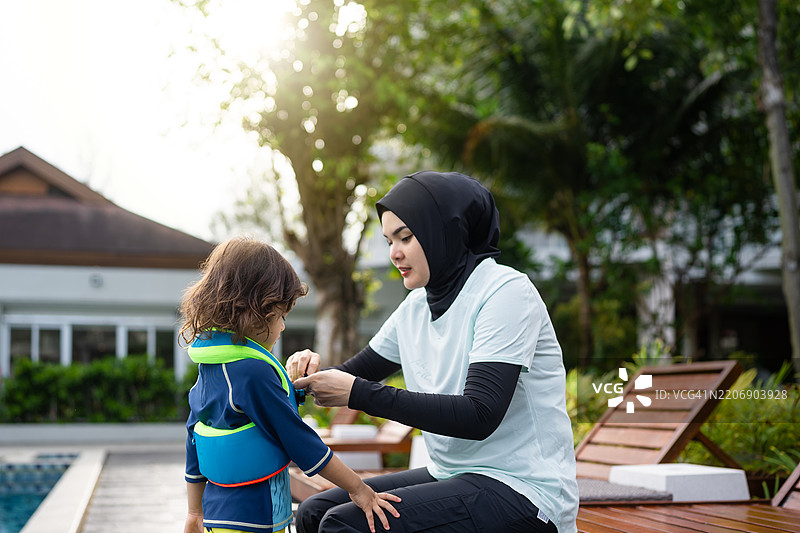 孩子和母亲在度假村的游泳池准备游泳图片素材